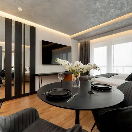 Elegant Close To River With Air Conditioning By Renters Prestige Breslavia